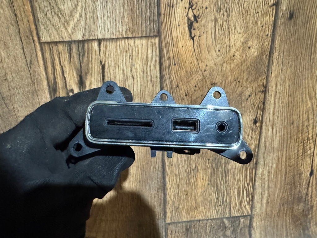 фото №1, Jeep grand cherokee wk 2 ii роз'єм usb зарядний пристрій