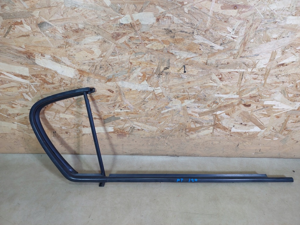 фото №1, Hyundai i20 i молдинг уплотнитель правый задняя 5d