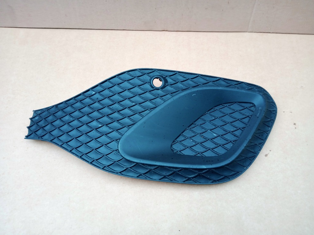 фото №1, Mercedes w247 правая решётка бампера перед