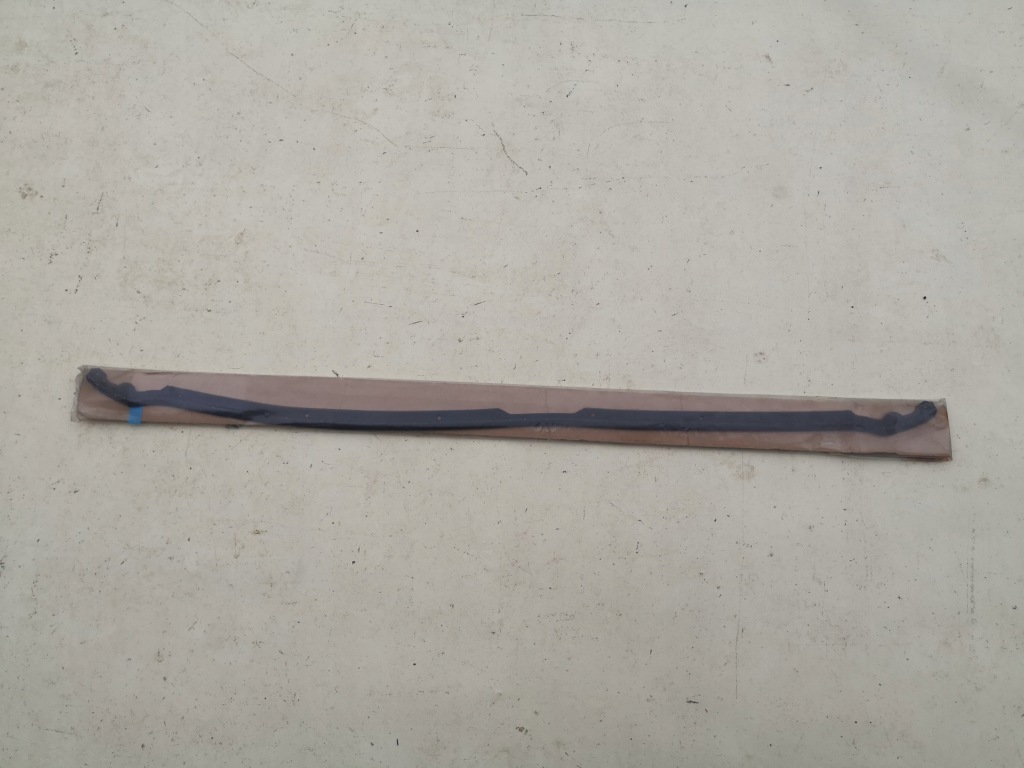 фото №1, Avensis t25 прокладка резиновый элемент бампера капот перед