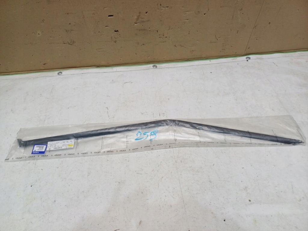 фото №1, Молдинг дверь правый задняя уплотнитель volvo xc40 31457007