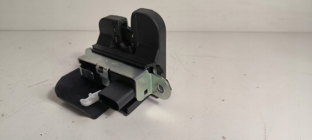 фото №6, Замок крышки задний задняя vw golf sportsvan 5g0827505a