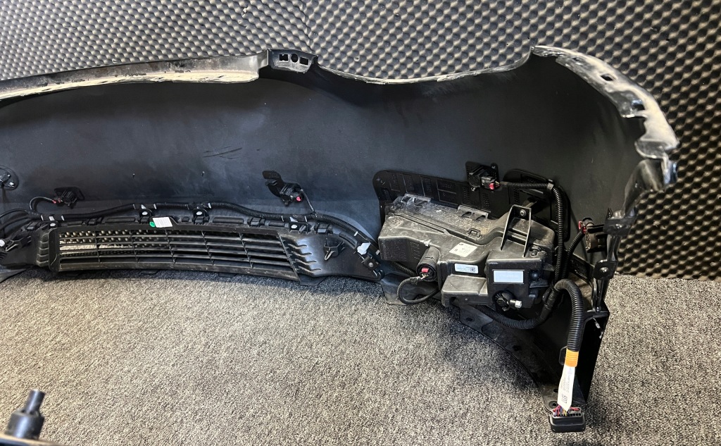 Tesla y бампер, ремінь передній демонтаж Київ