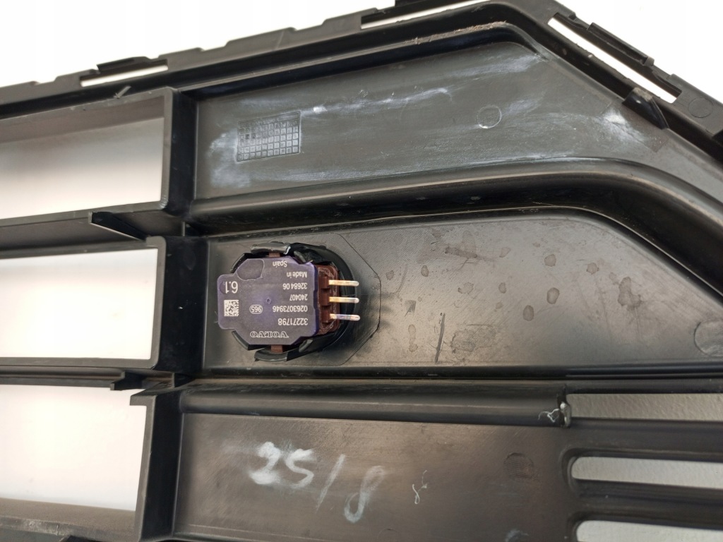 Volvo xc40 recharge lift 2022- решётка средняя бампера перед 32136098 Цена