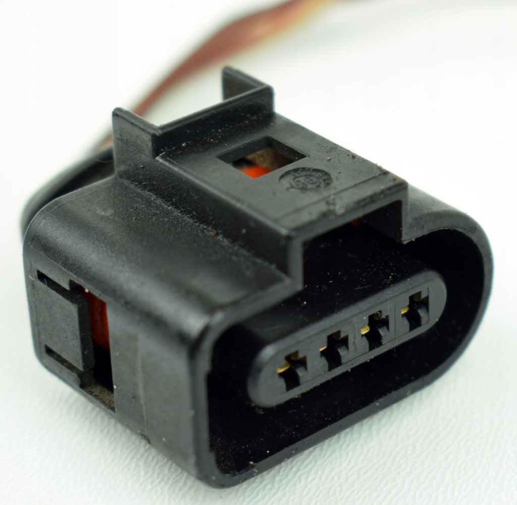 фото №1, Audi a4 b7 kombi штекер лампы задняя задняя вкладыш