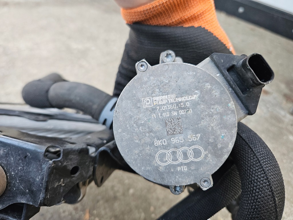 Дополнительная радиатор воды боковая audi a6 c7 4g 3.0t 3.0 tfsi помпа насос Киев