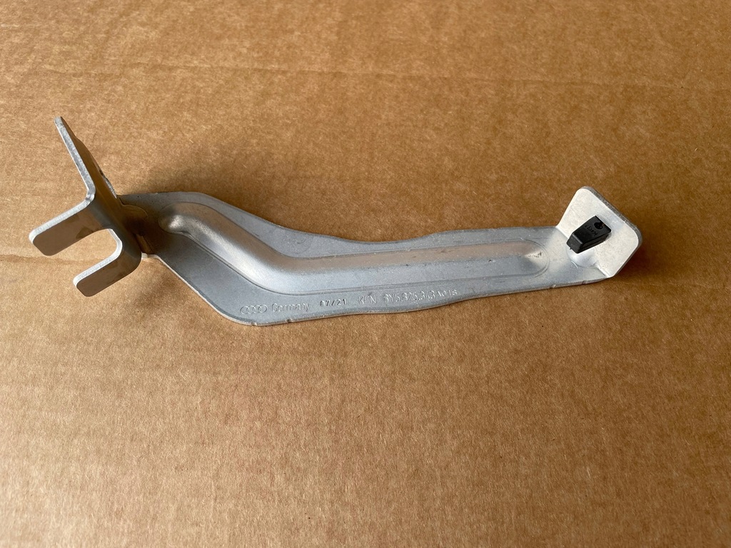 фото №1, Audi a3 8y 2021 кронштейн крыла левый перед оригинал