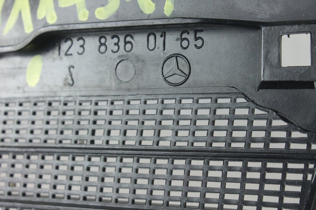 фото №10, Жабо пластиковый левая решётка mercedes w123 оригинал
