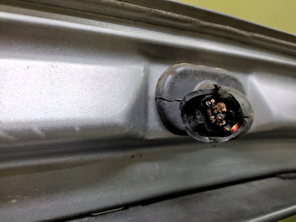 фото №11, Alfa romeo 147 задняя крышка багажника багажника лак vr65