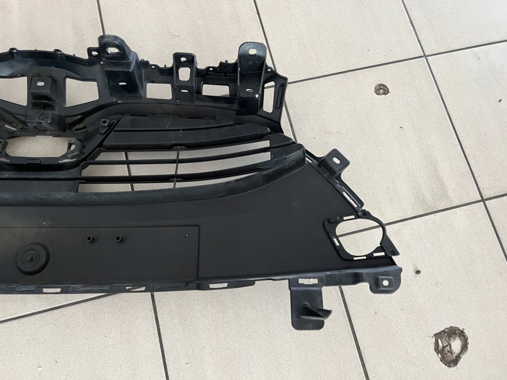 Toyota yaris iv 20- решётка средняя бампера передний перед Оригинал