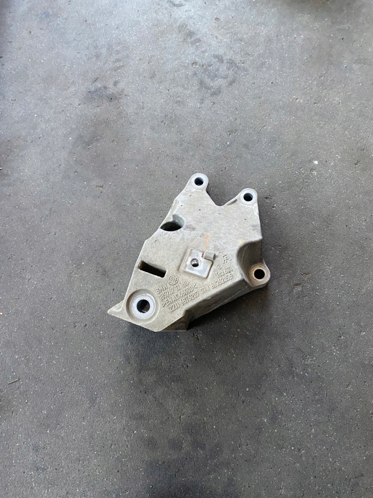 фото №1, Bmw 3 g20 кронштейн двигателя левая 6876207