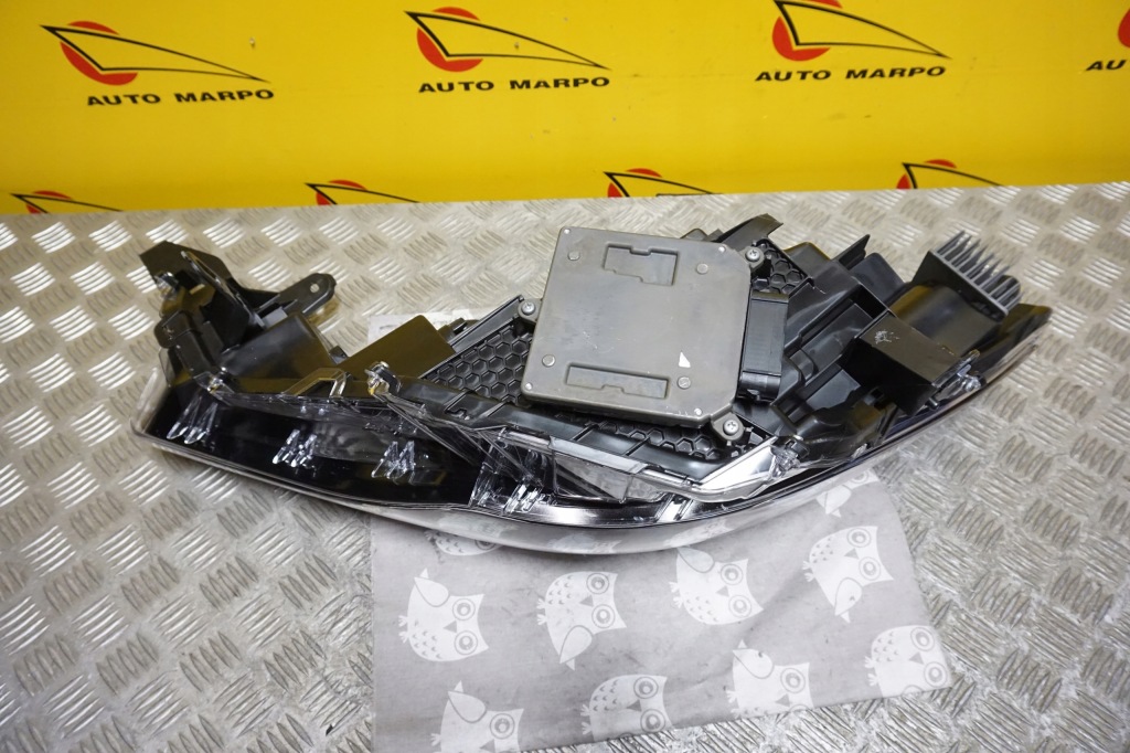 Toyota corolla cross 2022 - фара фара full led правый  серебристая америка в Украине