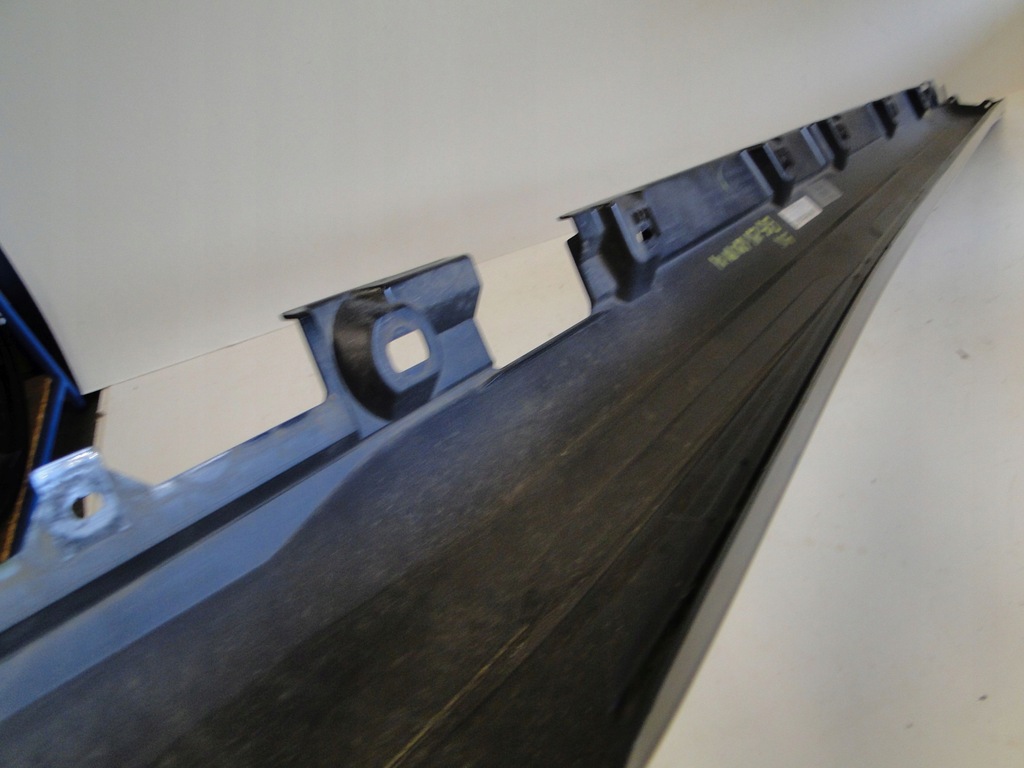 фото №9, Mercedes eqs 296 x296 молдинг порог правая amg