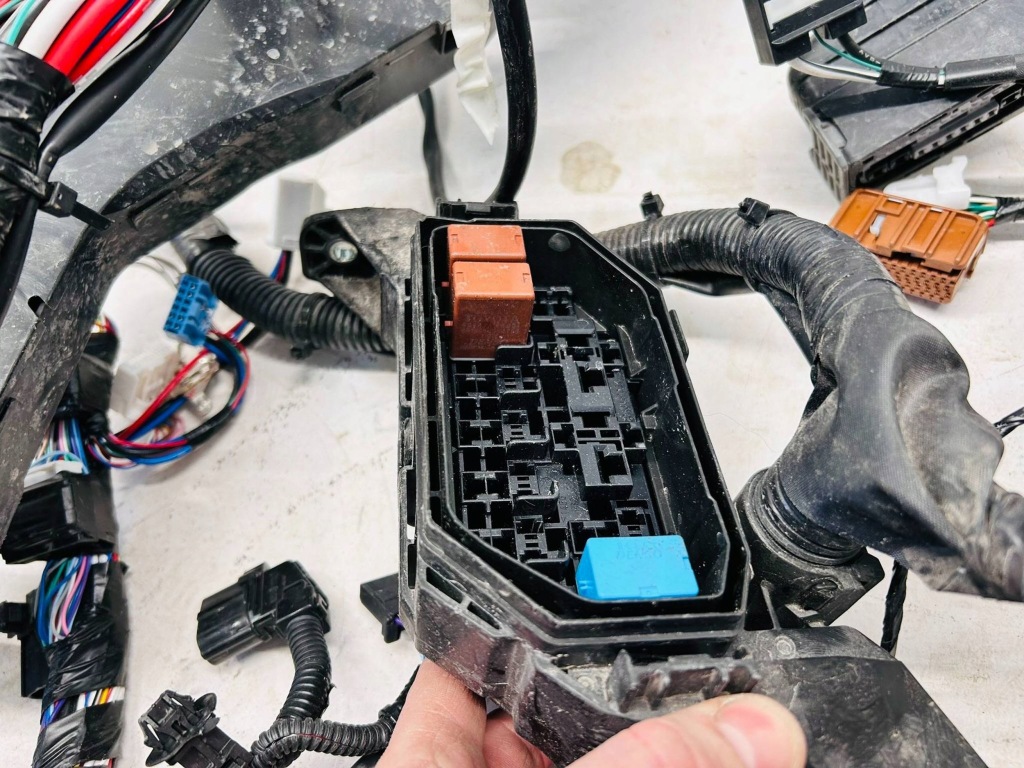 фото №12, Corolla e21 2.0 гібрид джгут електропроводка відсік двигуна 1 лінза 6xpdc