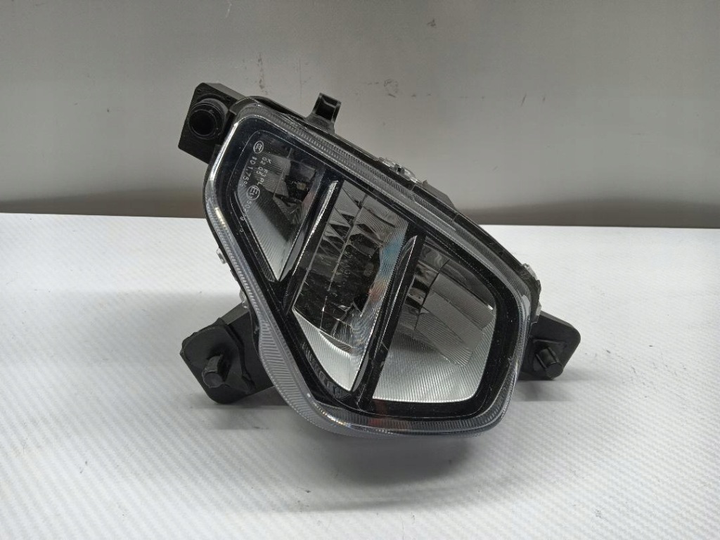 Купити Протитуманна фара перед передній правий vw taigo 2g7941662