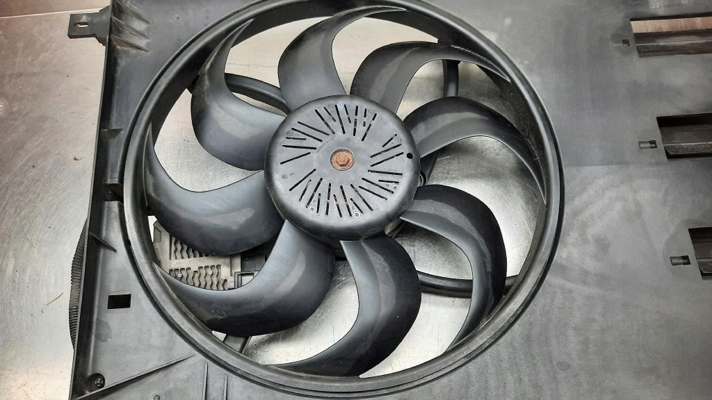 Вентилятор радиатора воды оригинальный номер 31319165 volvo v40 12-19r 1.6 d2 Недорого