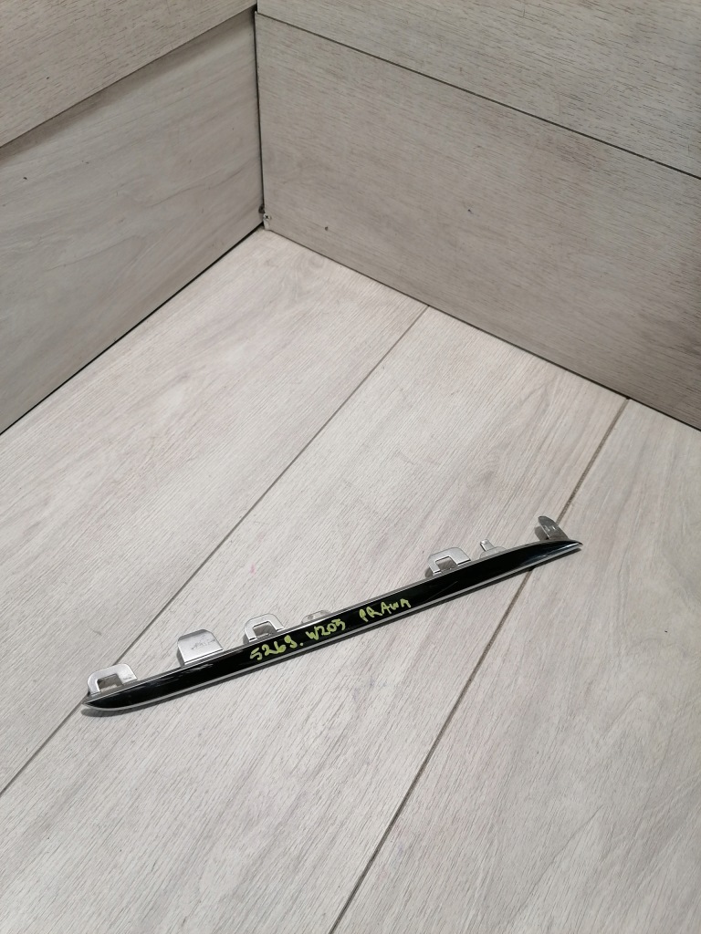 фото №1, Mercedes w205 молдинг решётка радиатора правая a2058880673