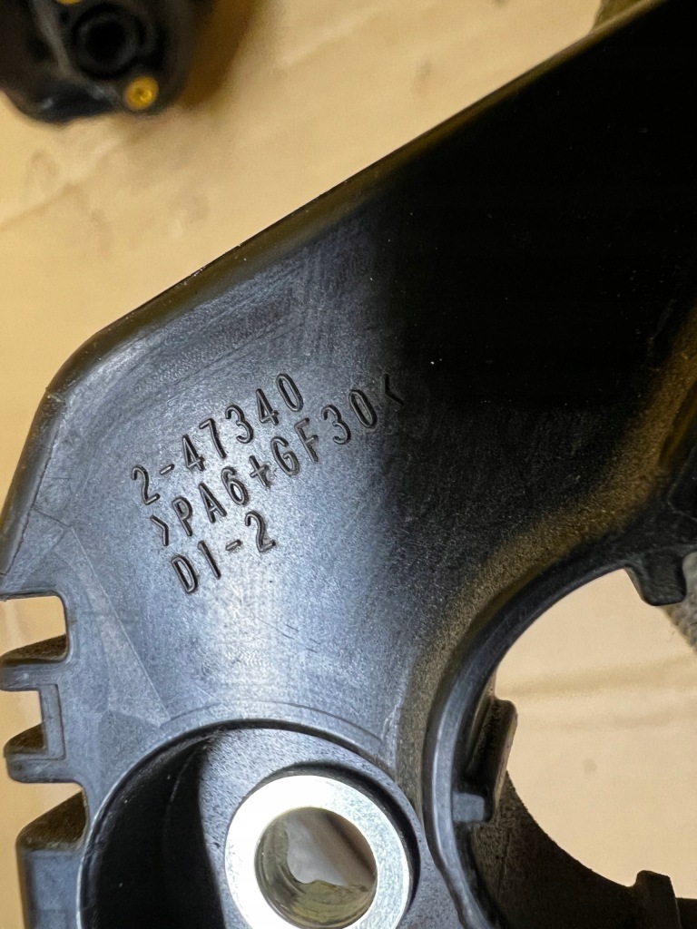 Кронштейн трубки труби трубка egr toyota auris ii 1.8 hybrid Оригінал