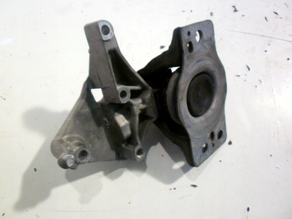 фото №3, Dacia logan кронштейн подушка двигуна 1.5 dci 04-09 r