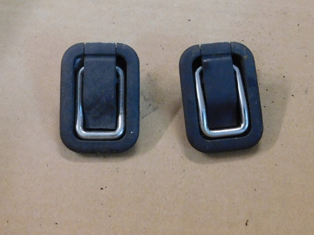 фото №1, Qashqai j10 +2 lift крепление крючок багажника заглушка