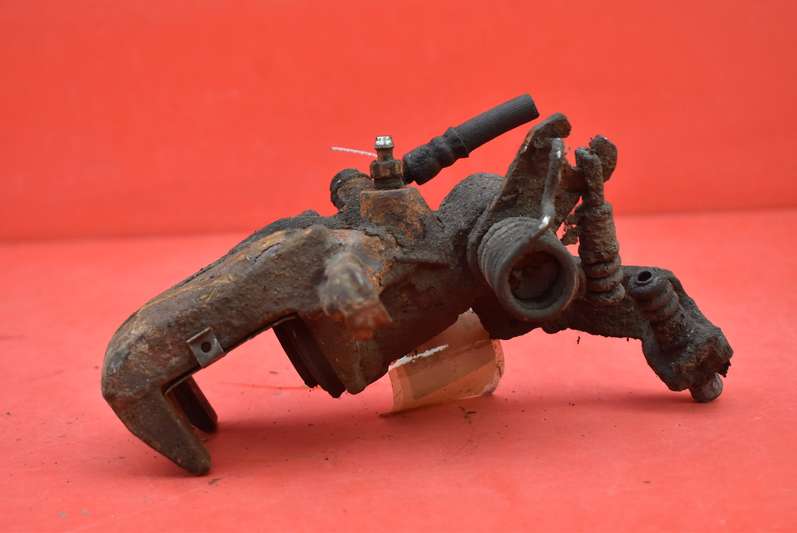 фото №5, Суппорт тормозной правый задняя nissan maxima a33 2.0 v6 140 km 00-05