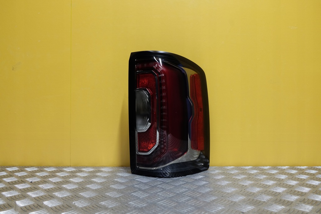 фото №1, Gmc sierra 1500 denali 2016-2018 лампа задняя led правая usa