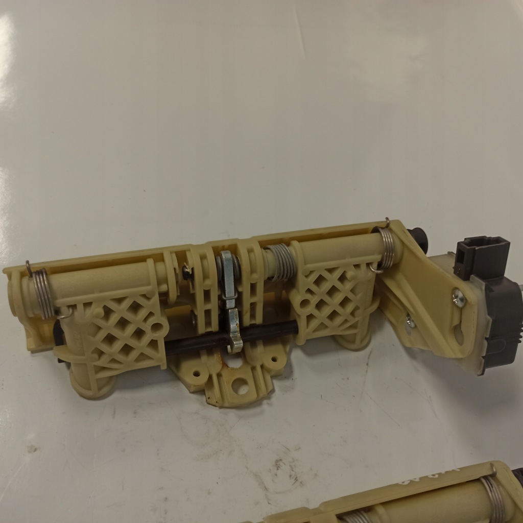 фото №16, Mercedes-benz w219 cls механизм моторчик подголовник задняя 2119700125 2x