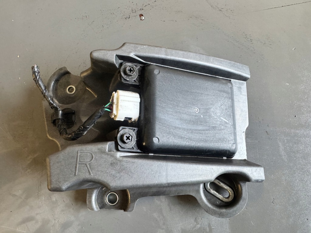 Купити Mazda cx-3 правий датчик мертвого pola d24h-67y80a