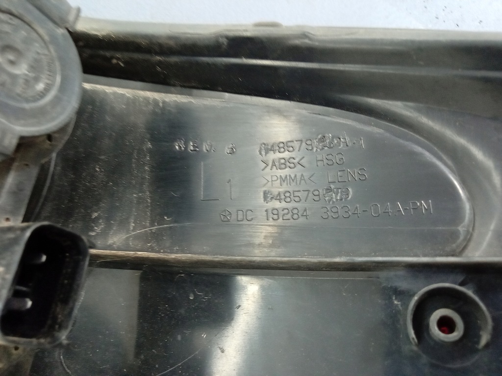 фото №6, Caravan iv voyager 00- лампа задняя левая 04857929aa