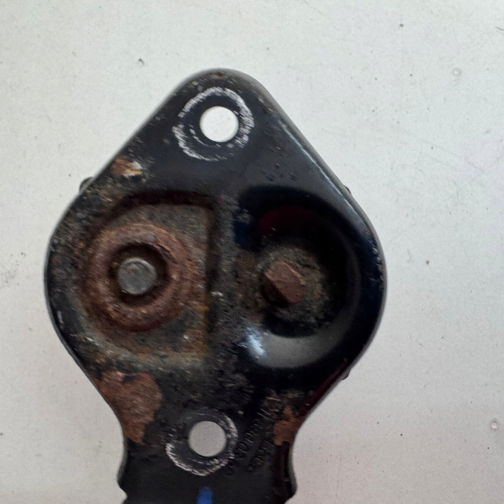 Засов замка отбойник капот mercedes klasa e w211 рестайлинг  оригинальный номер оригинал a2118800360 Киев