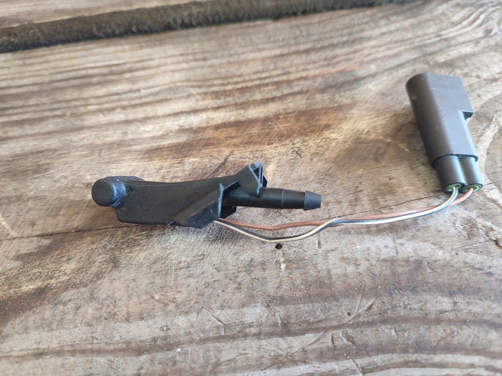 фото №1, Ford kuga mk1 омивач капот насадка