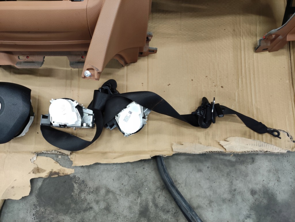 Bmw 3gt f34 2013 панель  приборная панель ремни наколенники подушка w руль Недорого