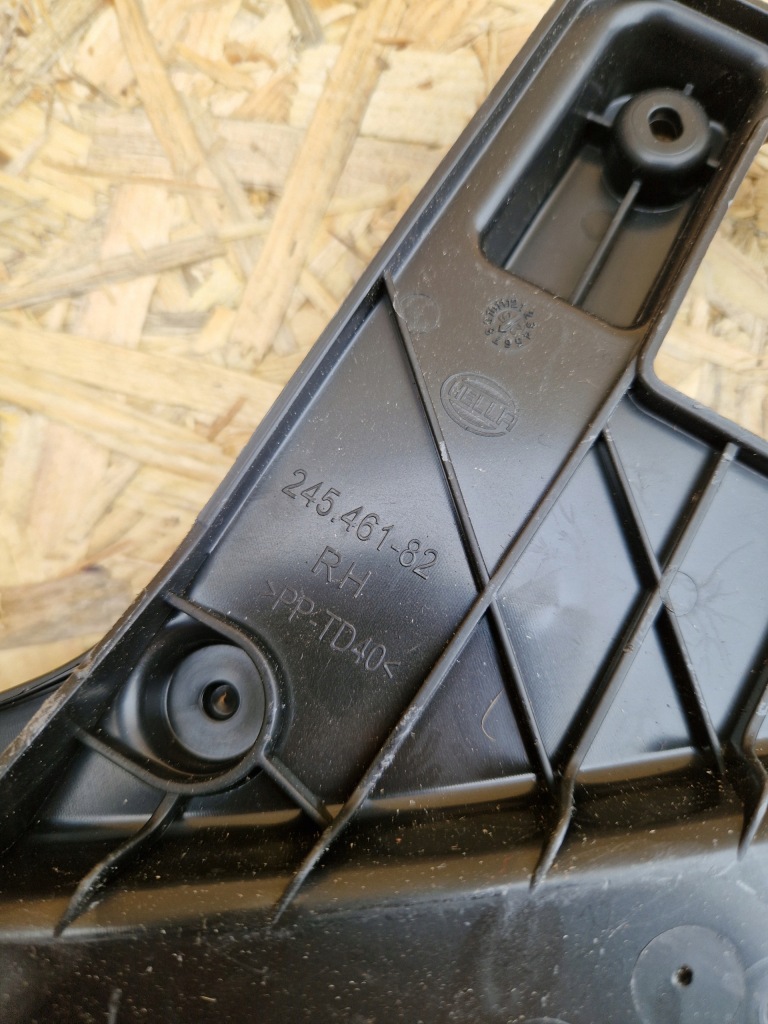 Направляющая кронштейн лампы правый перед tesla model 3 y Доставка