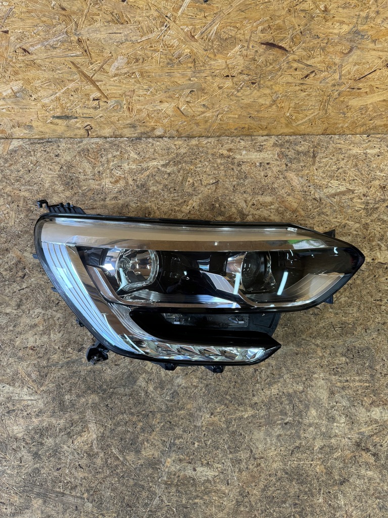 фото №1, Комплектна лампа права правий перед передня renault megane iv led 260102555r