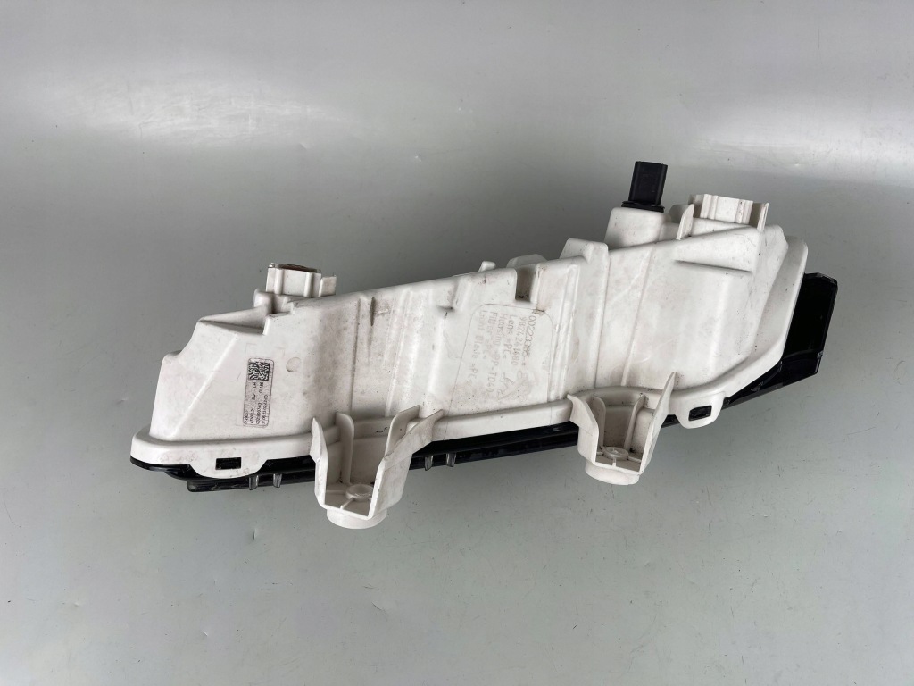 Купить Peugeot 2008 2 2023 левая сторона фара led к движение dziennej