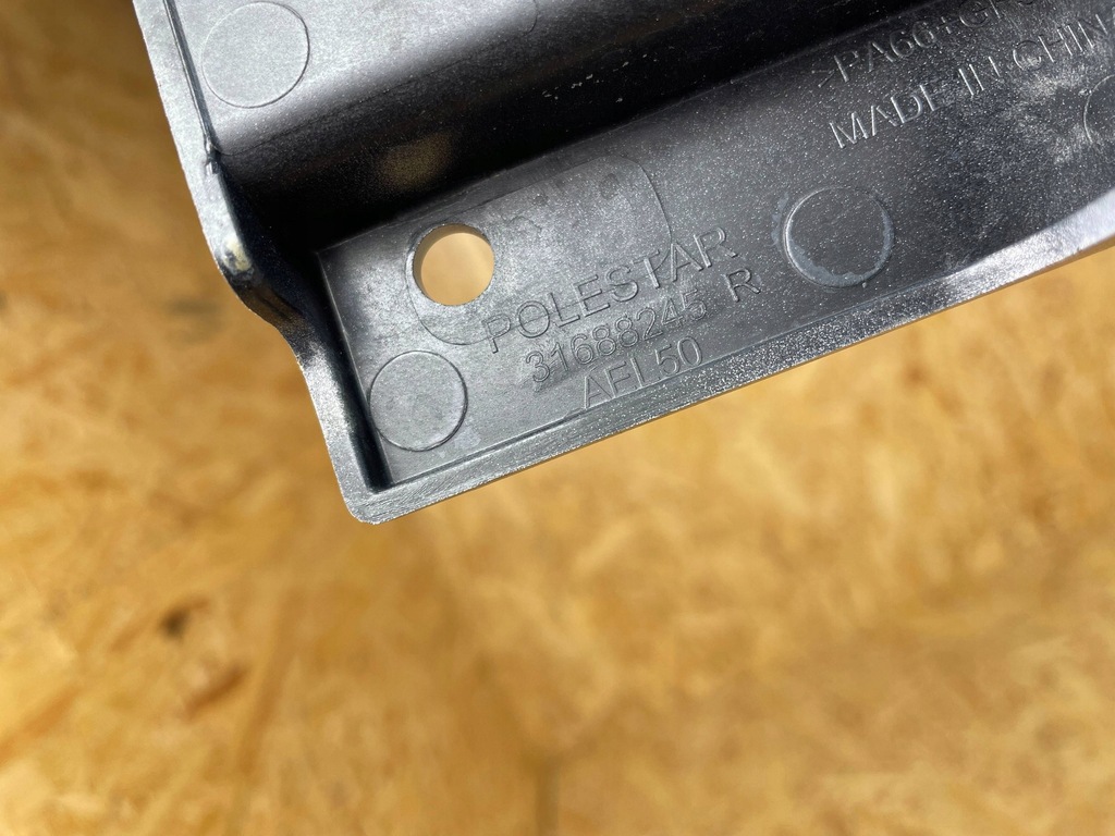 фото №10, Кронштейн кронштейн направляющая крыла перед правый polestar ii 2 31688245 2020-