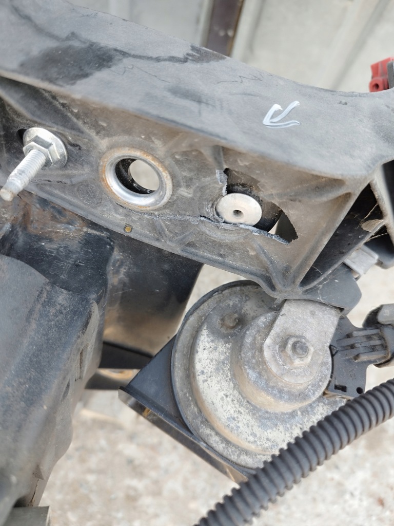 Ремень передний балка радиатор opel corsa d рестайлинг  1.4b a14xer механическая коробка передач 2010-2014 Киев