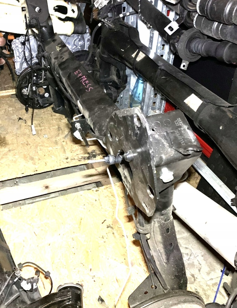 фото №1, Задня oś балка задня підвіска гальмівні барабани 555110548r renault express 1.5 dci