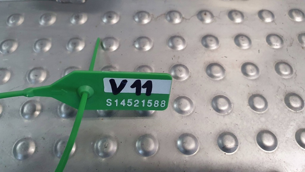 фото №8, Молдинг накладка крышки volvo s60 ii 31391197 10-