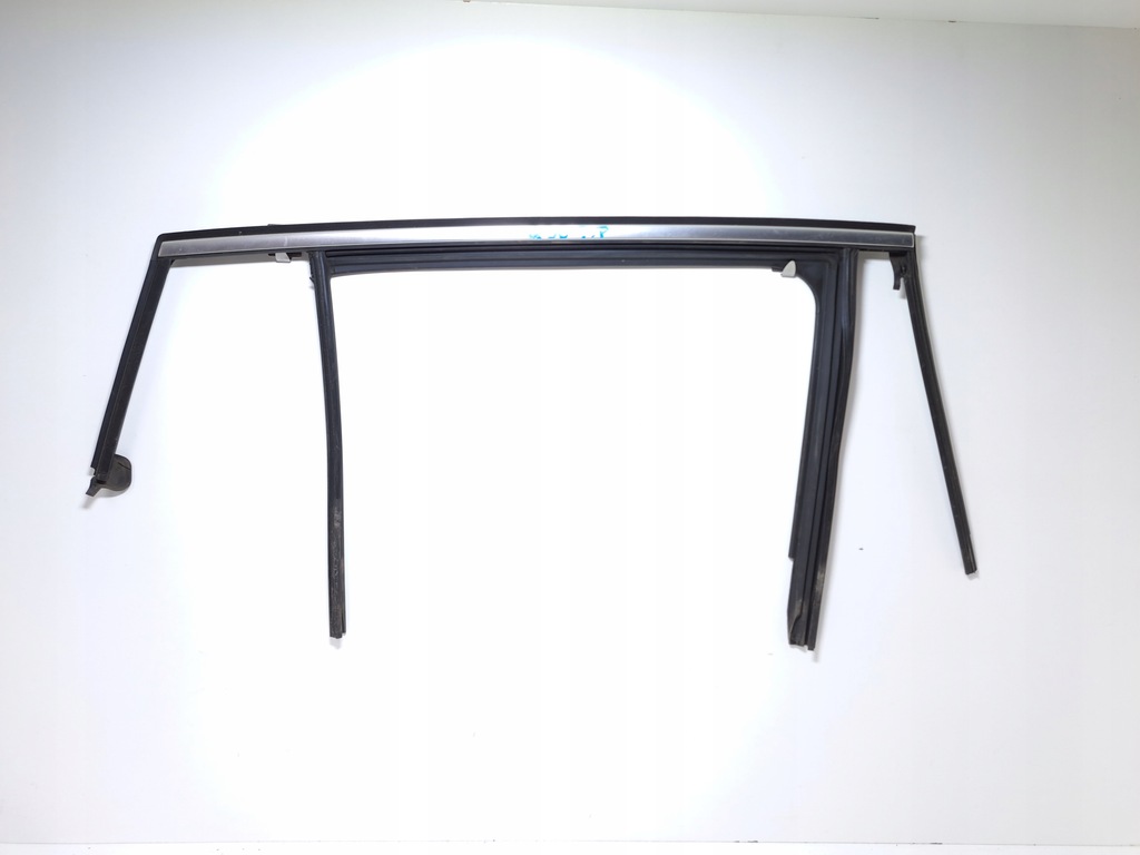 фото №1, Infiniti q30 прокладка дверь стекло задняя задняя правая хром