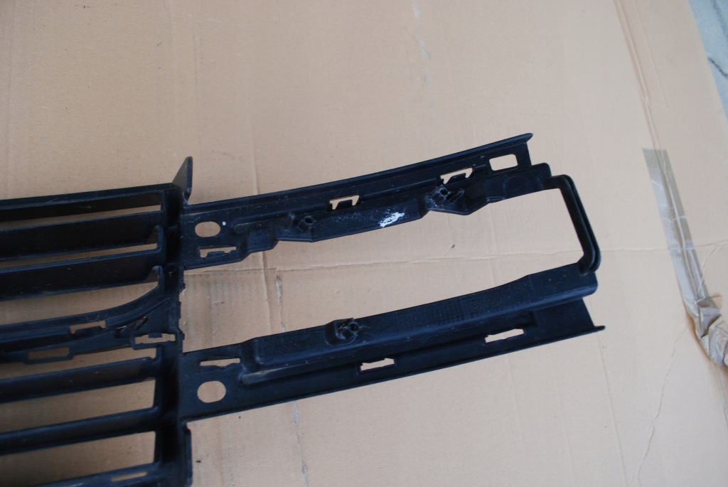 Решітка середня бампера renault scenic 3 3 рестайлінг  622549048r Оригінал