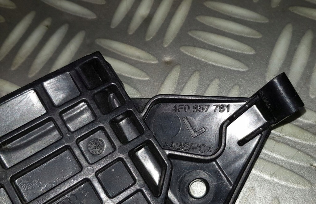Audi a6 c6 кронштейн   кронштейн porowadnica поперечина ліва перед 4f0857781 Недорого
