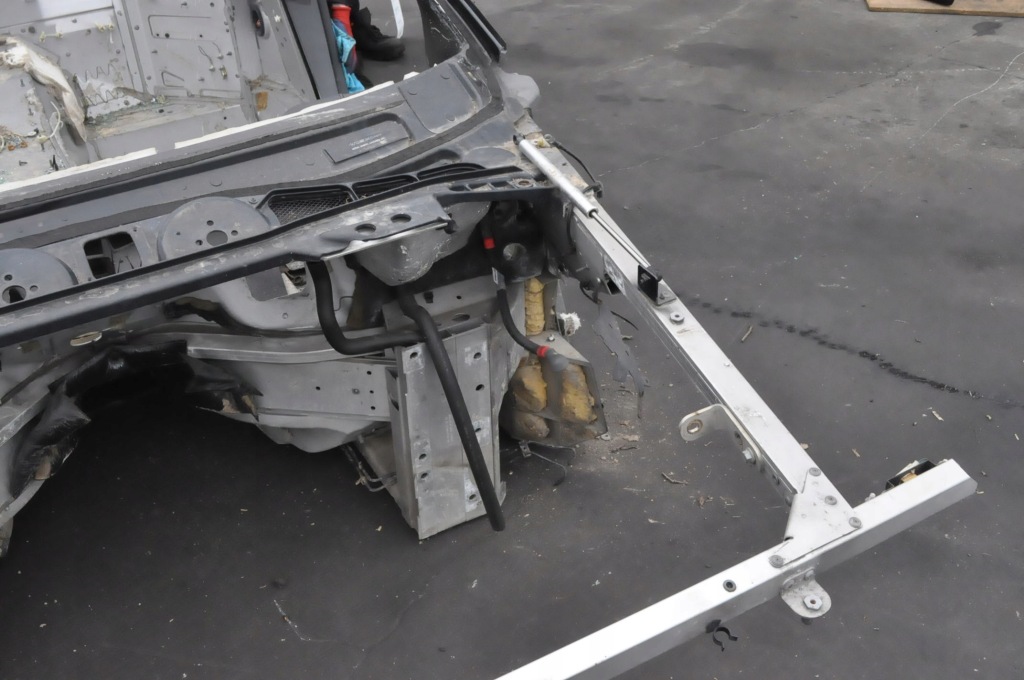 Aston martin vantage 2010r кабріолет  четвертина лонжерон ліве перед Зі Шроту