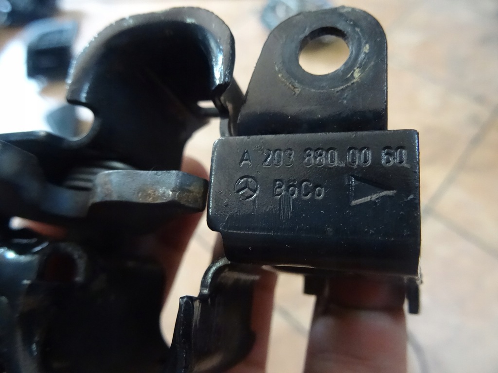 фото №5, W211 2.7d 02' замок засов капот трос a2038800060