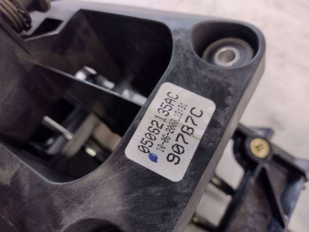 фото №14, Домкрат вибірник перемикання передач троси dodge caliber 2,0b 05062135ac