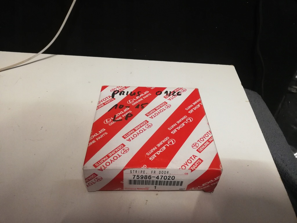 фото №1, Toyota prius 10-15 наклейка дверь левая перед 75986-47020