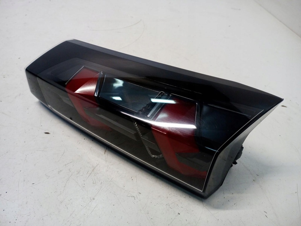 Купити Лампа w кришка правий задній peugeot 2008 ii