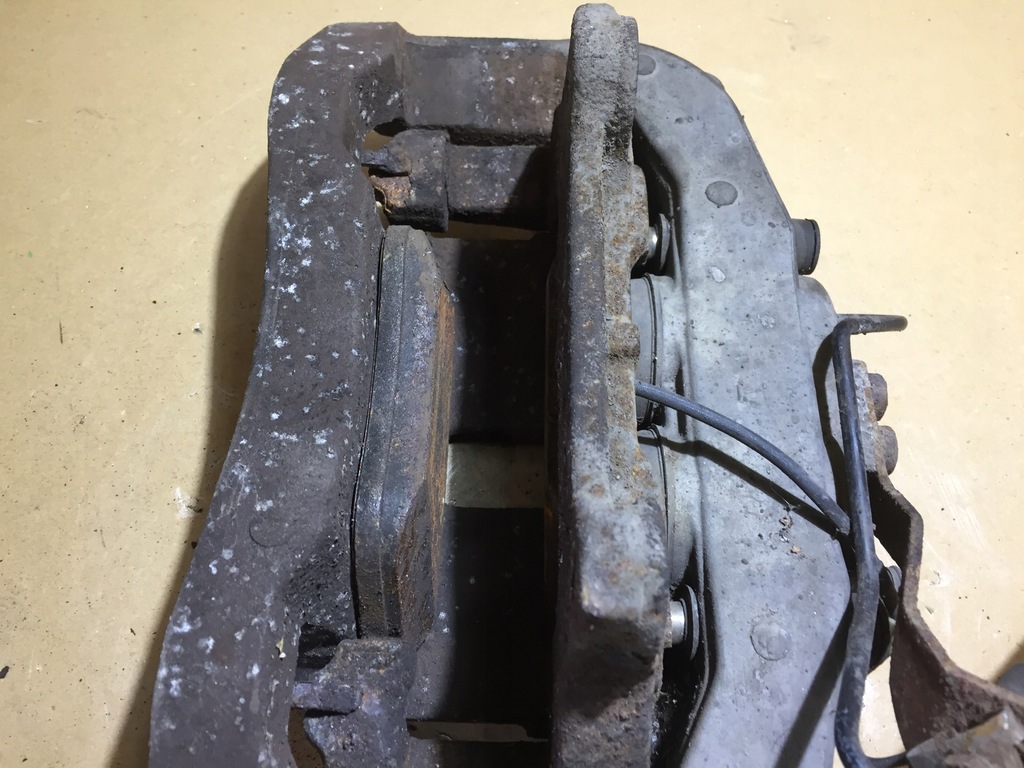 фото №8, A8 d3 суппорт тормозной левый перед 973 dwa поршни