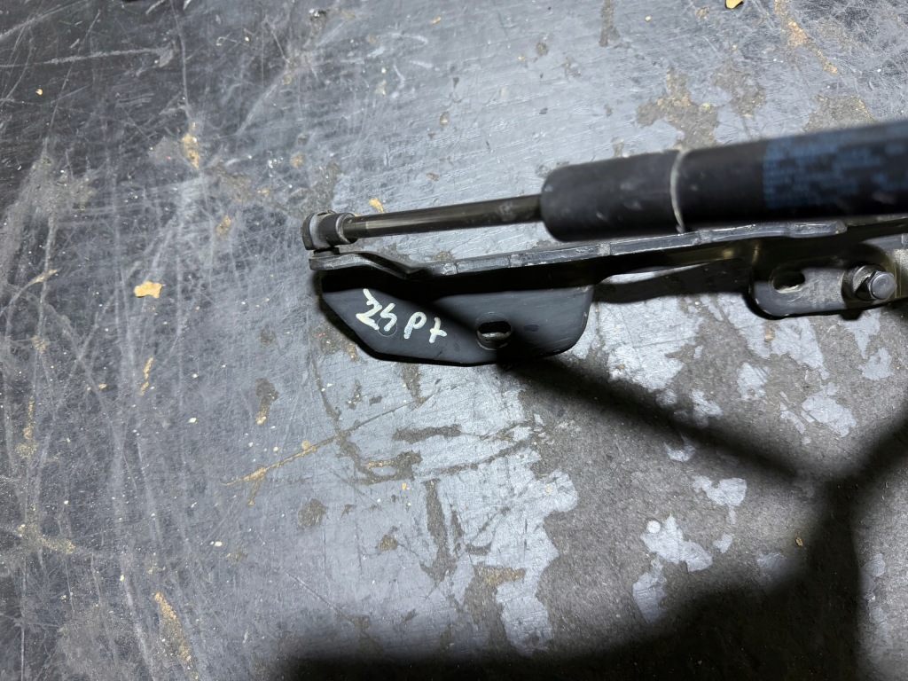 Bmw z4 e89 петля крышки багажника привод правый левый пружина газовая с Разборки