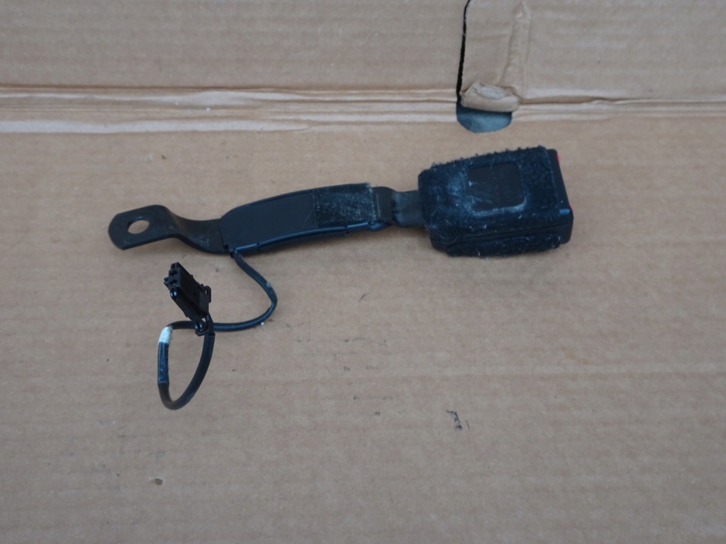 фото №1, Audi a1 8x клипса поперечина правая перед 8x0857756b